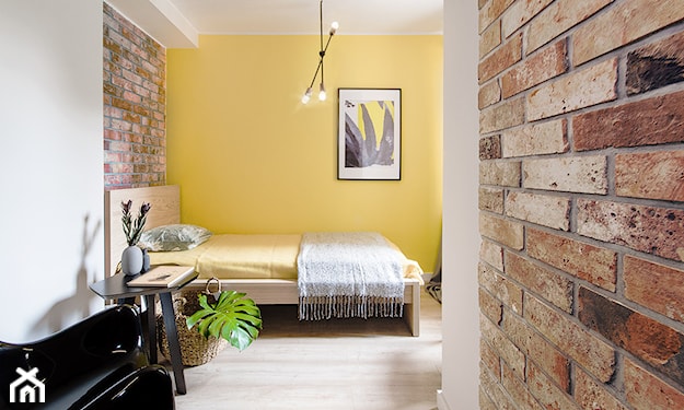 żółta ściana w sypialni
