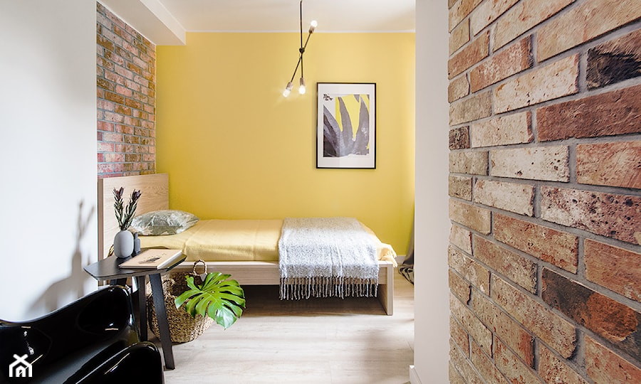 Mieszkanie Gdańsk Śródmieście - Mała biała żółta sypialnia, styl nowoczesny - zdjęcie od Kowalczyk Gajda Studio Projektowe