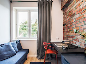 Mieszkanie Gdańsk Śródmieście - Mała biała szara z biurkiem sypialnia, styl nowoczesny - zdjęcie od Kowalczyk Gajda Studio Projektowe