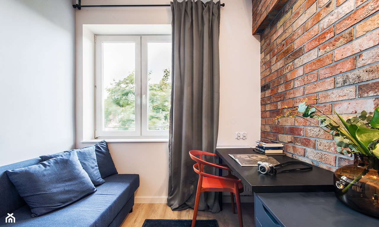 Mieszkanie Gdańsk Śródmieście - Mała biała szara z biurkiem sypialnia, styl nowoczesny - zdjęcie od Kowalczyk Gajda Studio Projektowe - Homebook