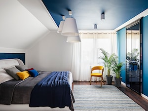 niebieski, łóżko, garderoba w sypialni - zdjęcie od Kowalczyk Gajda Studio Projektowe