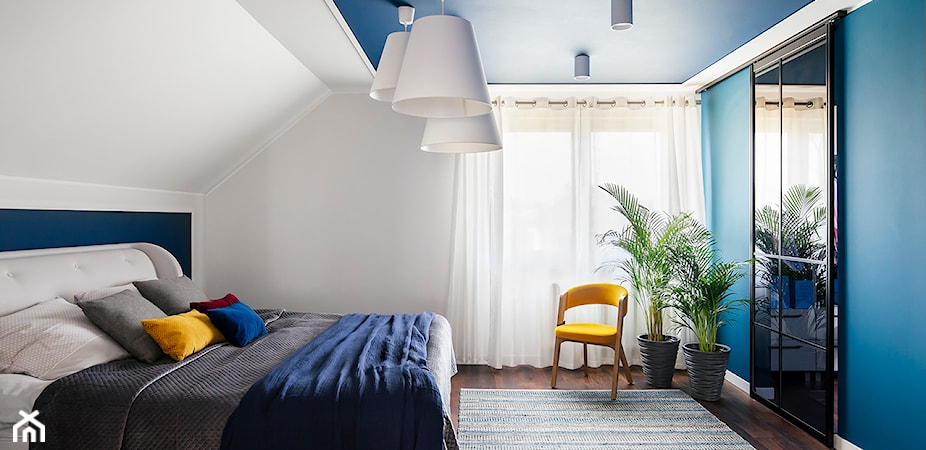 Sypialnia na poddaszu – jak pomalować pokój ze skosami? Wskazówki i inspiracje 