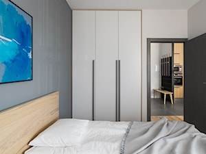 Apartament na wynajem_Gdańsk Zaspa - Mała biała szara sypialnia, styl nowoczesny - zdjęcie od Kowalczyk Gajda Studio Projektowe