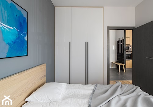 Apartament na wynajem_Gdańsk Zaspa - Mała biała szara sypialnia, styl nowoczesny - zdjęcie od Kowalczyk Gajda Studio Projektowe