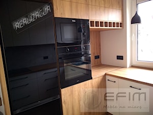 Zabudowa lodówki, piekarnika i kuchenki mikrofalowej w meblach kuchennych. - zdjęcie od EFIM_meble na miarę