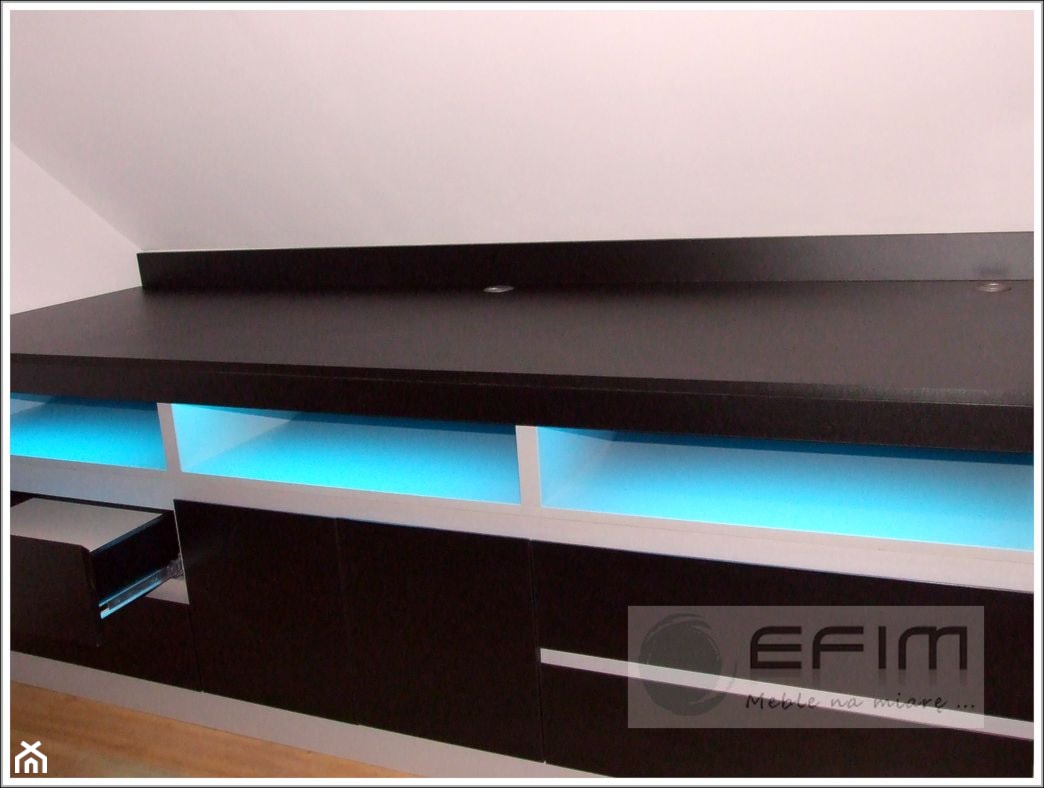 szafka - komoda w pokoju ze skosem z oświetleniem LED RGB - zdjęcie od EFIM_meble na miarę - Homebook