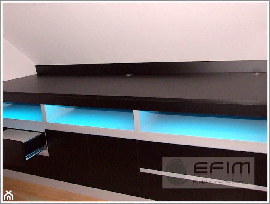 szafka - komoda w pokoju ze skosem z oświetleniem LED RGB - zdjęcie od EFIM_meble na miarę