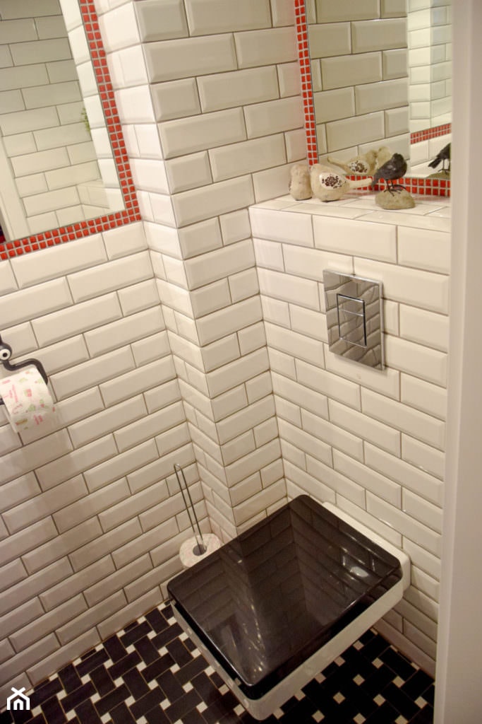 Aranżacja małej łazienki - biała cegiełka z czarnymi akcentami - zdjęcie od MGArchitekci.pl - Homebook