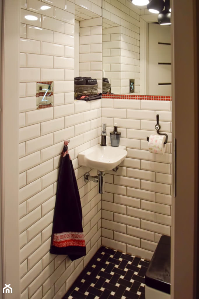 Aranżacja małej łazienki - biała cegiełka z czarnymi akcentami - zdjęcie od MGArchitekci.pl - Homebook