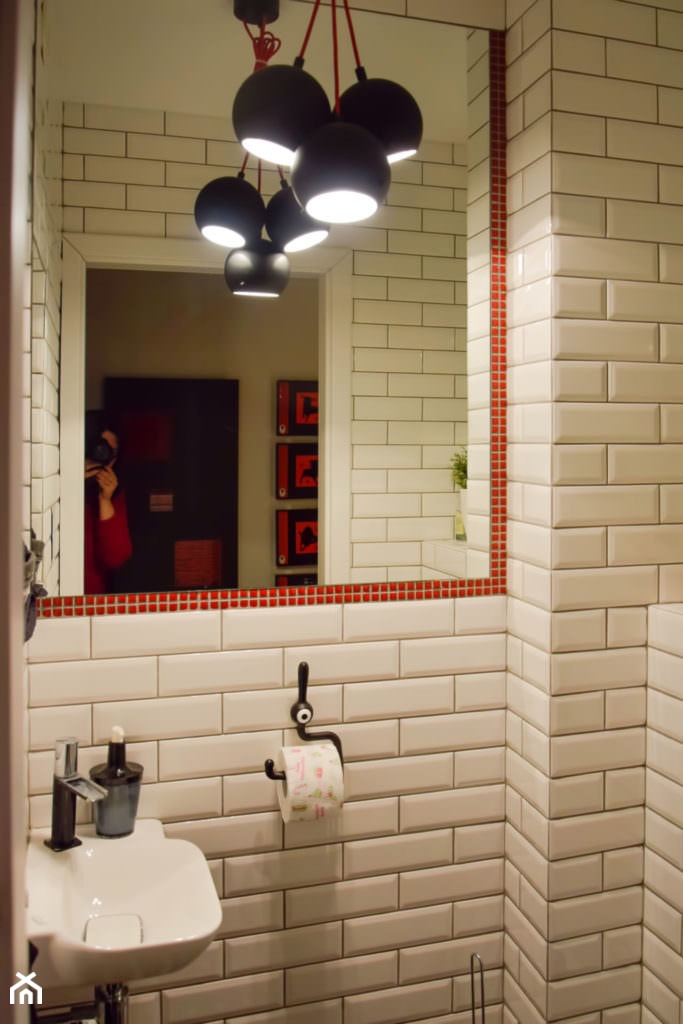 Aranżacja małej łazienki - biała cegiełka z czarnymi akcentami - zdjęcie od MGArchitekci.pl