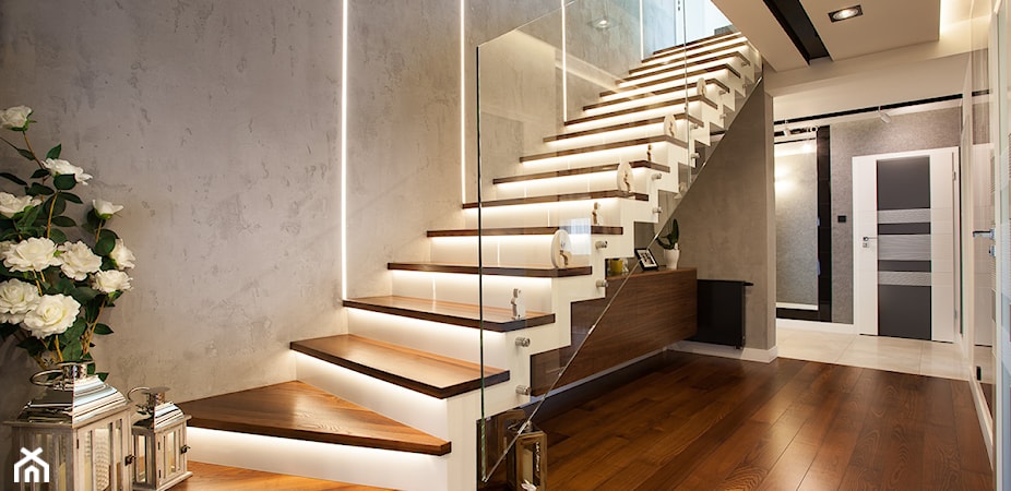 Drewniane schody dywanowe – poznaj najmodniejsze schody ostatnich sezonów