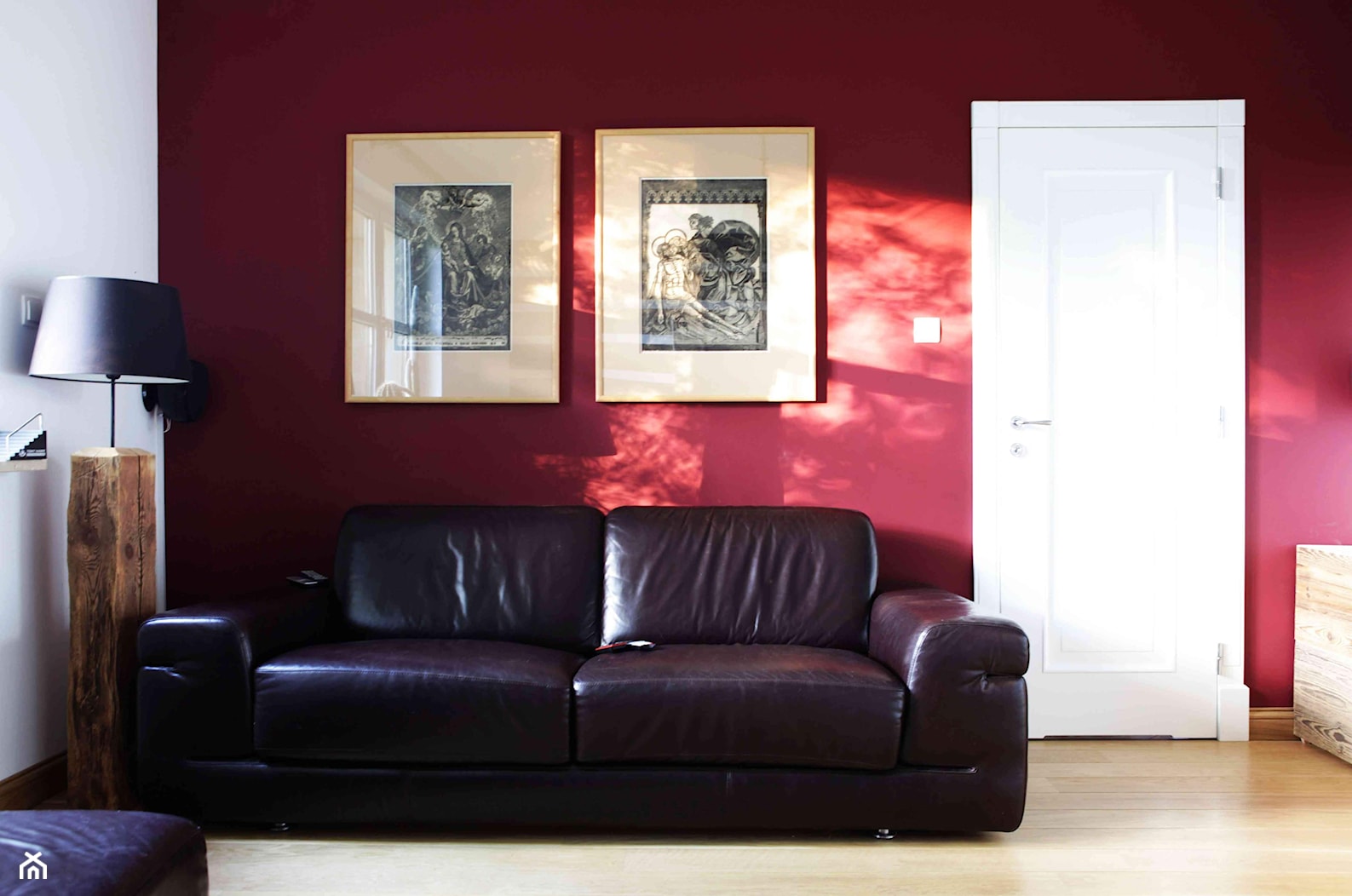 Artystyczny dom w Lublinie - Mały biały czerwony salon, styl nowoczesny - zdjęcie od Piękne Wnętrza Agata i Waldemar Smolińscy - Homebook