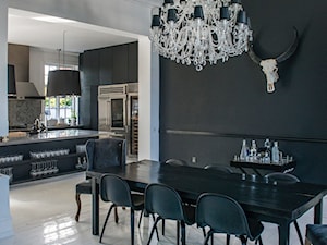 wnętrza - Średnia czarna szara jadalnia w salonie - zdjęcie od adrianna.photos
