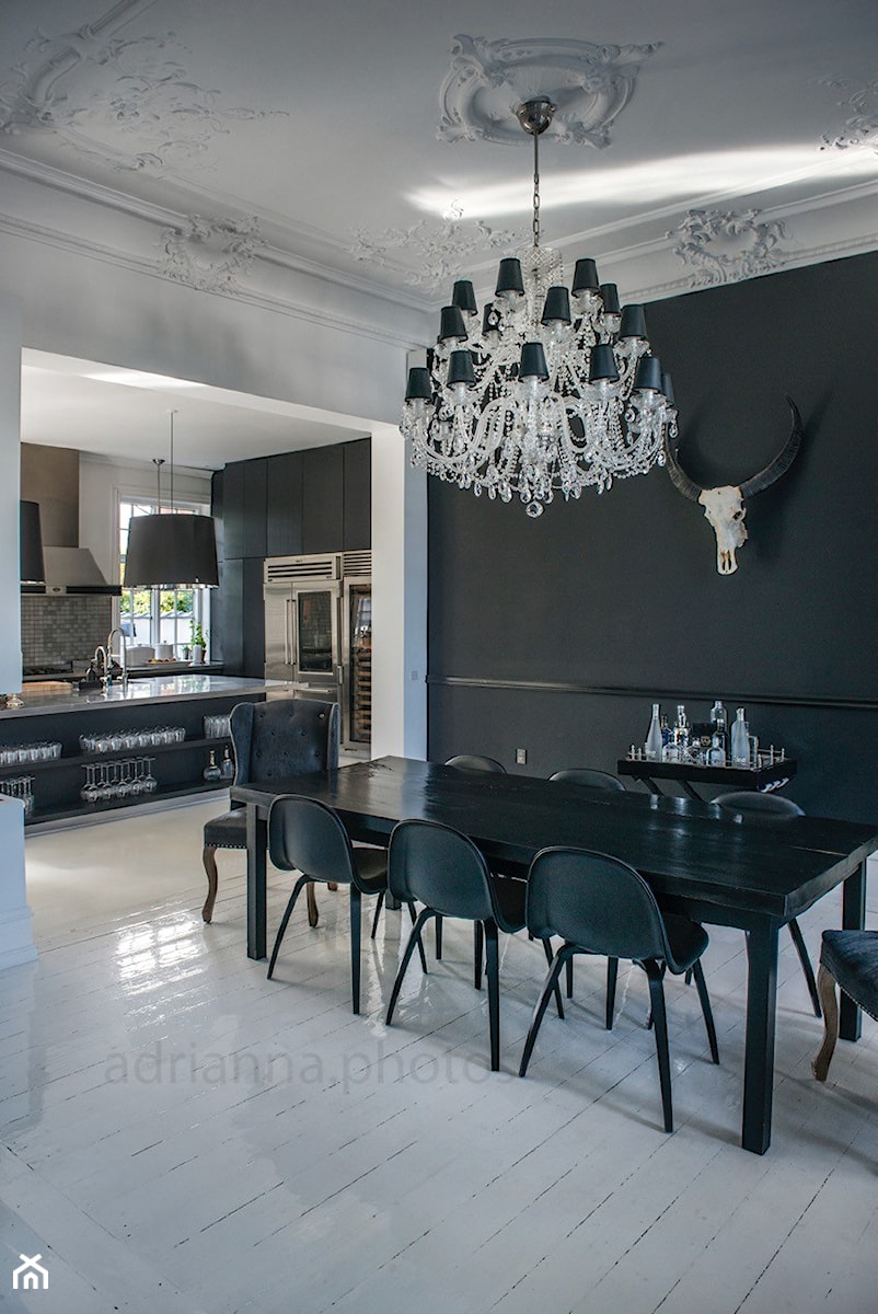 wnętrza - Średnia czarna szara jadalnia w salonie - zdjęcie od adrianna.photos