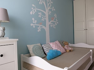 Mieszkanie w stylu skandynawskim dla rodziny 2+2 - Mały biały niebieski pokój dziecka dla dziecka dla dziewczynki, styl skandynawski - zdjęcie od Pracownia Dobrych Wnętrz