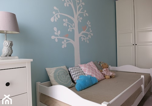 Mieszkanie w stylu skandynawskim dla rodziny 2+2 - Mały biały niebieski pokój dziecka dla dziecka dla dziewczynki, styl skandynawski - zdjęcie od Pracownia Dobrych Wnętrz