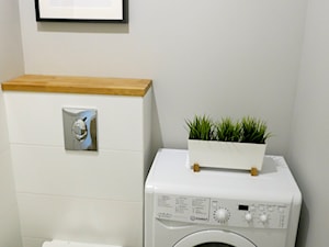 Mieszkanie dla dynamicznej pary w centrum miasta - Mała z pralką / suszarką łazienka, styl skandynawski - zdjęcie od Pracownia Dobrych Wnętrz
