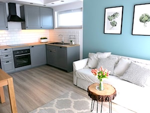 Mieszkanie dla dynamicznej pary w centrum miasta - Mały biały niebieski salon z kuchnią z jadalnią, styl skandynawski - zdjęcie od Pracownia Dobrych Wnętrz