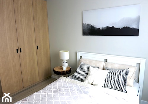 Mieszkanie dla dynamicznej pary w centrum miasta - Mała szara sypialnia, styl skandynawski - zdjęcie od Pracownia Dobrych Wnętrz