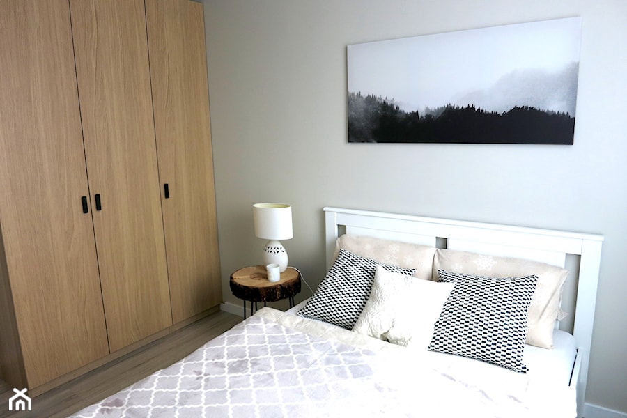 Mieszkanie dla dynamicznej pary w centrum miasta - Mała szara sypialnia, styl skandynawski - zdjęcie od Pracownia Dobrych Wnętrz
