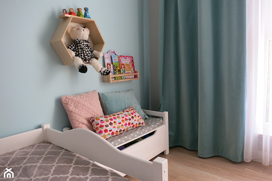 Mieszkanie w stylu skandynawskim dla rodziny 2+2 - Mały szary pokój dziecka dla dziecka dla dziewczynki, styl skandynawski - zdjęcie od Pracownia Dobrych Wnętrz
