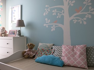 Mieszkanie w stylu skandynawskim dla rodziny 2+2 - Mały szary niebieski pokój dziecka dla dziecka dla chłopca dla dziewczynki, styl skandynawski - zdjęcie od Pracownia Dobrych Wnętrz