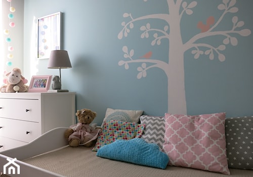 Mieszkanie w stylu skandynawskim dla rodziny 2+2 - Mały szary niebieski pokój dziecka dla dziecka dla chłopca dla dziewczynki, styl skandynawski - zdjęcie od Pracownia Dobrych Wnętrz