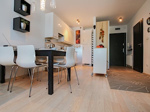 Kołobrzeg - Średnia biała szara jadalnia w kuchni - zdjęcie od Metr Kwadrat Studio