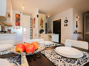 Kołobrzeg - Mała biała jadalnia w salonie w kuchni - zdjęcie od Metr Kwadrat Studio