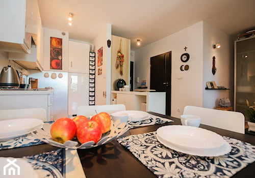 Kołobrzeg - Mała biała jadalnia w salonie w kuchni - zdjęcie od Metr Kwadrat Studio