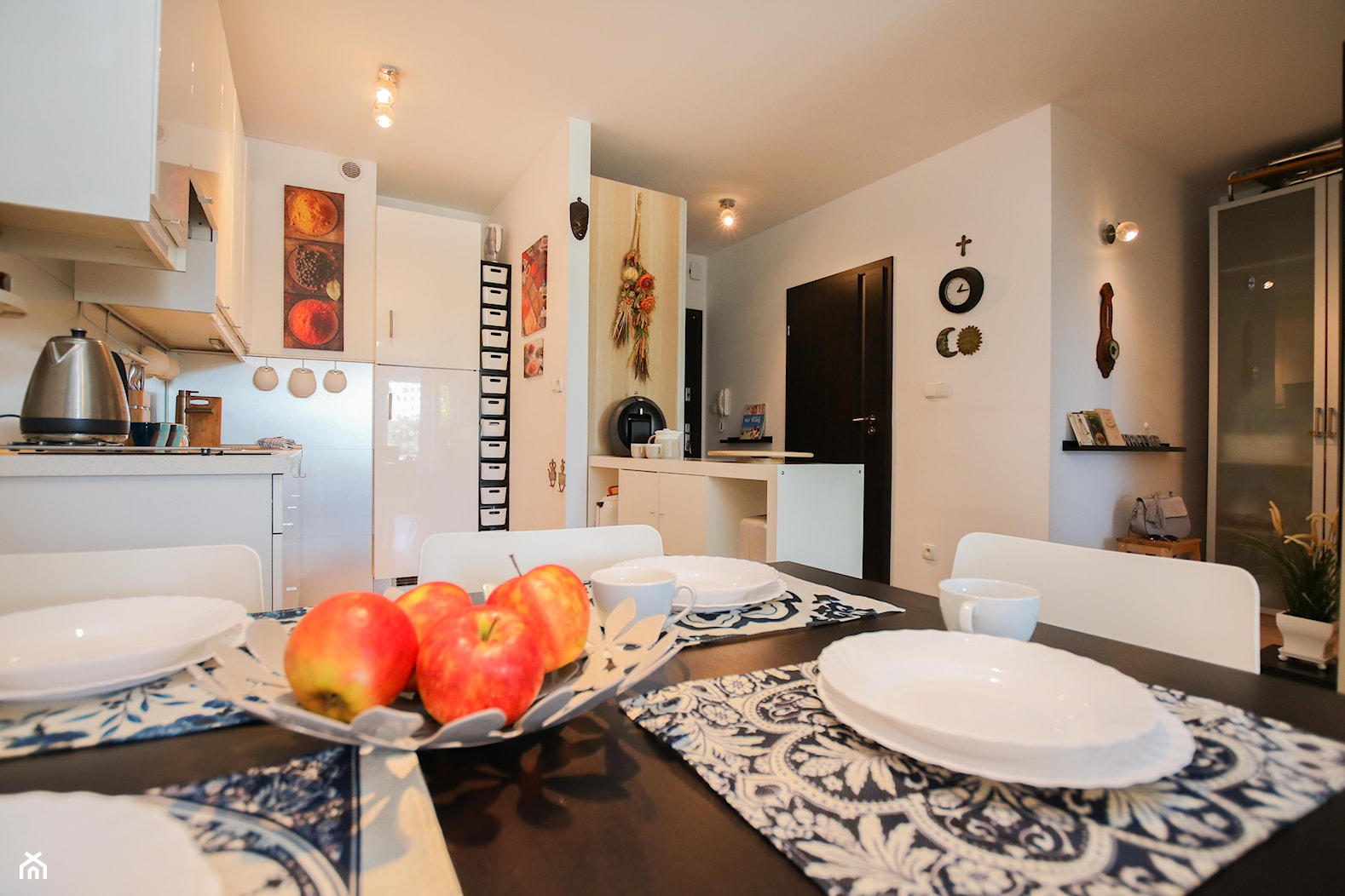 Kołobrzeg - Mała biała jadalnia w salonie w kuchni - zdjęcie od Metr Kwadrat Studio - Homebook