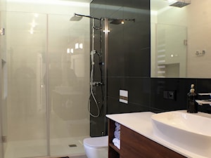 LESZCZYNOWA LODZ - Mała z lustrem z punktowym oświetleniem łazienka z oknem, styl nowoczesny - zdjęcie od WM Architekci