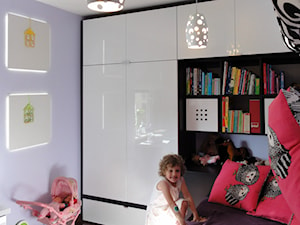 MAKI - Średni fioletowy pokój dziecka dla dziecka dla dziewczynki, styl nowoczesny - zdjęcie od WM Architekci