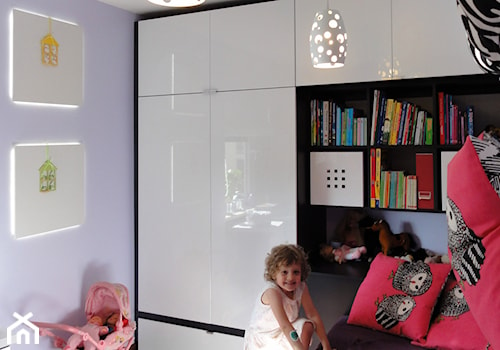 MAKI - Średni fioletowy pokój dziecka dla dziecka dla dziewczynki, styl nowoczesny - zdjęcie od WM Architekci