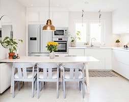 Aranżacje - Duża otwarta biała kuchnia w kształcie litery l z oknem, styl skandynawski - zdjęcie od Kernau - Homebook