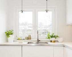 Aranżacje - Mała zamknięta biała kuchnia w kształcie litery l z oknem, styl minimalistyczny - zdjęcie od Kernau - Homebook