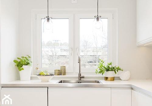 Aranżacje - Mała zamknięta z kamiennym blatem biała z nablatowym zlewozmywakiem kuchnia w kształcie litery l z oknem, styl minimalistyczny - zdjęcie od Kernau