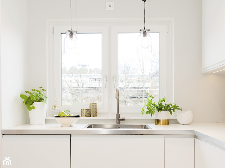 Aranżacje - Mała zamknięta z kamiennym blatem biała z nablatowym zlewozmywakiem kuchnia w kształcie litery l z oknem, styl minimalistyczny - zdjęcie od Kernau