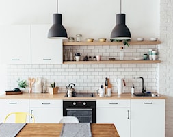 Aranżacje - Mała otwarta biała szara kuchnia jednorzędowa, styl skandynawski - zdjęcie od Kernau - Homebook