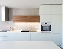 Aranżacje - Średnia zamknięta szara kuchnia jednorzędowa, styl minimalistyczny - zdjęcie od Kernau - Homebook