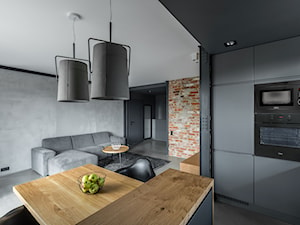Aranżacje - Średnia otwarta z salonem szara z zabudowaną lodówką kuchnia w kształcie litery l z wyspą lub półwyspem, styl industrialny - zdjęcie od Kernau