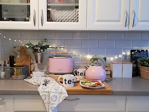 Bubble - Mała zamknięta biała z zabudowaną lodówką kuchnia jednorzędowa, styl skandynawski - zdjęcie od Russell Hobbs