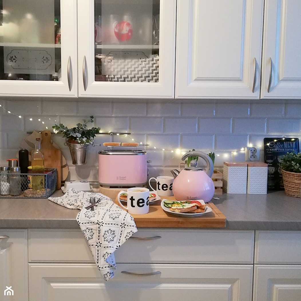 Bubble - Mała zamknięta biała z zabudowaną lodówką kuchnia jednorzędowa, styl skandynawski - zdjęcie od Russell Hobbs - Homebook