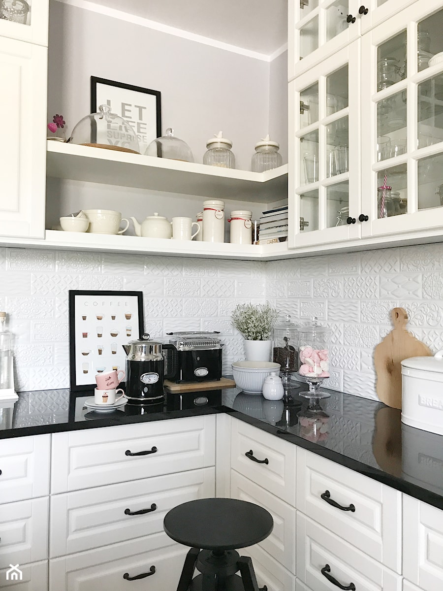 Retro - Mała zamknięta z kamiennym blatem biała z zabudowaną lodówką kuchnia w kształcie litery l, styl skandynawski - zdjęcie od Russell Hobbs