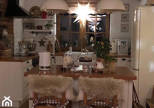 Inspire - Duża otwarta z salonem biała z zabudowaną lodówką z lodówką wolnostojącą z nablatowym zlewozmywakiem kuchnia w kształcie litery l z oknem, styl skandynawski - zdjęcie od Russell Hobbs
