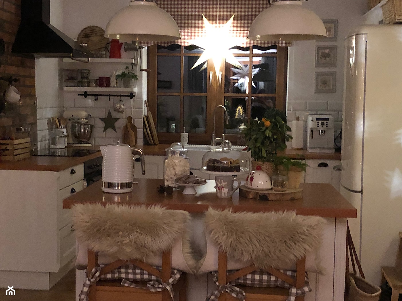 Inspire - Duża otwarta z salonem biała z zabudowaną lodówką z lodówką wolnostojącą z nablatowym zlewozmywakiem kuchnia w kształcie litery l z oknem, styl skandynawski - zdjęcie od Russell Hobbs - Homebook