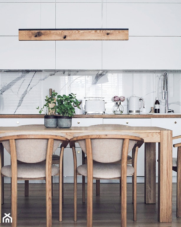 kuchnia w stylu skandynawskim z płytkami inspirowanymi marmurem