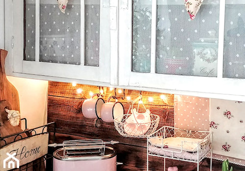 Bubble - Mała zamknięta biała z lodówką wolnostojącą kuchnia jednorzędowa, styl vintage - zdjęcie od Russell Hobbs