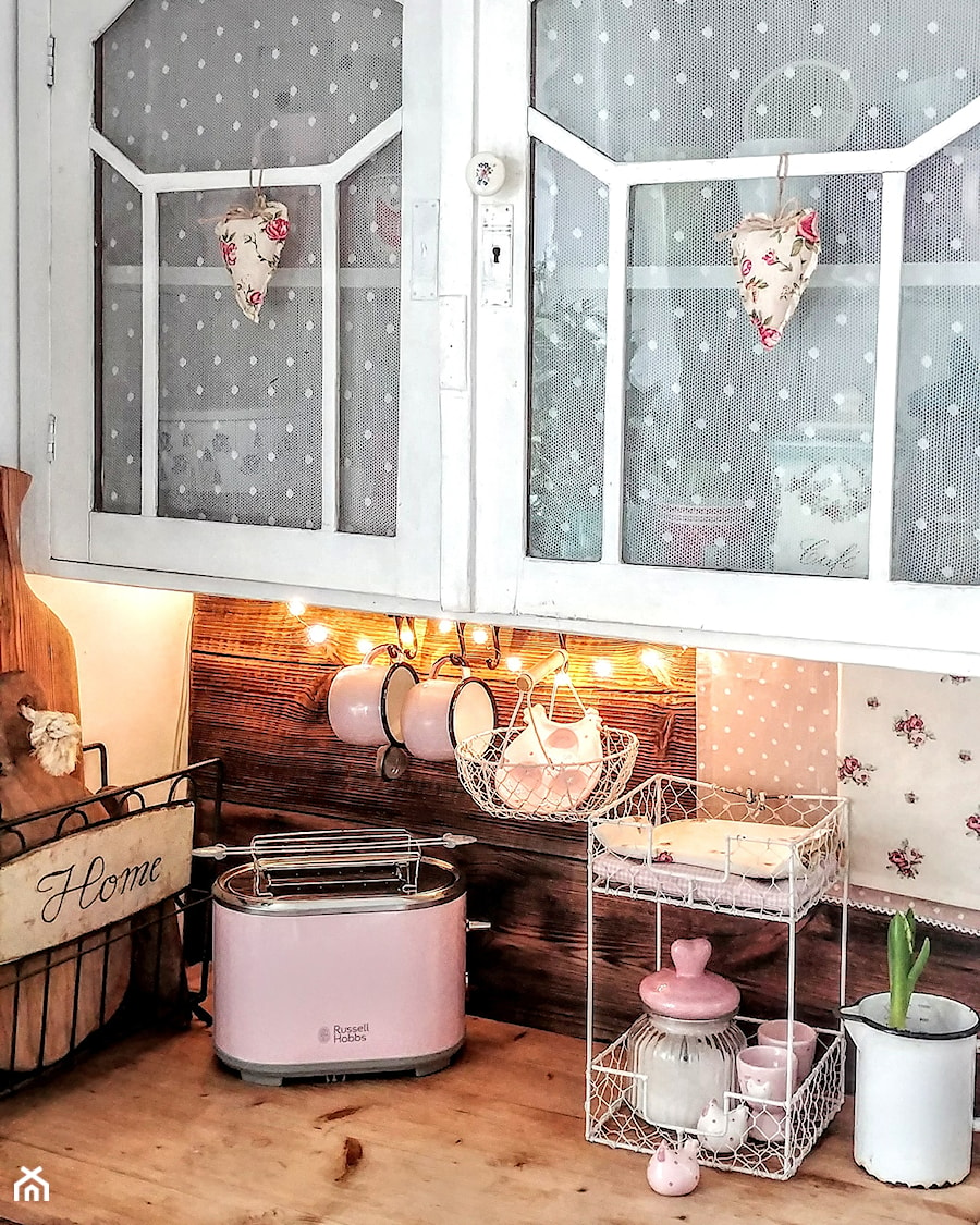 Bubble - Mała zamknięta biała z lodówką wolnostojącą kuchnia jednorzędowa, styl vintage - zdjęcie od Russell Hobbs
