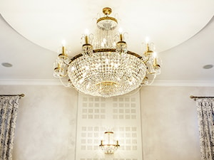 Żyrandole kryształowe w srebrnej sali weselnej Babiogórska - zdjęcie od Stylistic Cristal - Pracownia żyrandoli kryształowych